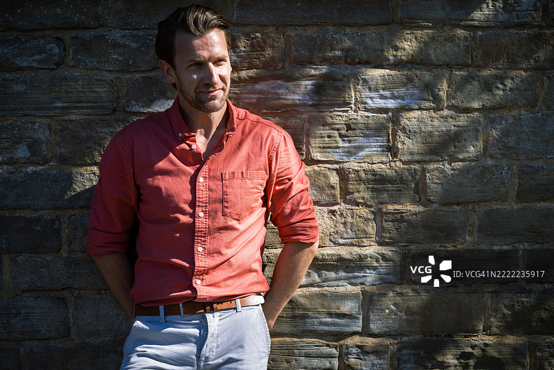 在阴凉处放松图片素材