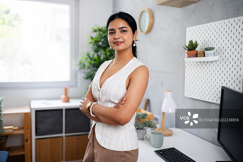 自信的职业女性在现代办公室环境中，穿着时尚休闲的服装图片素材