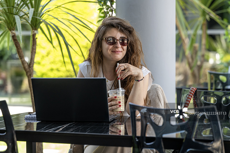 微笑的女性在笔记本电脑上打字的特写镜头图片素材