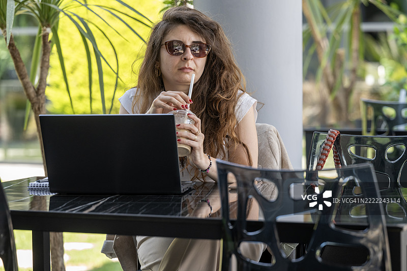 微笑的女性在笔记本电脑上打字的特写镜头图片素材