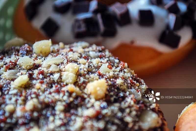 两个甜甜圈的特写。图片素材