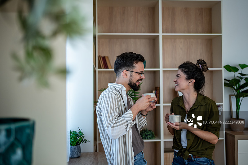 年轻情侣在家享受轻松的咖啡时光图片素材