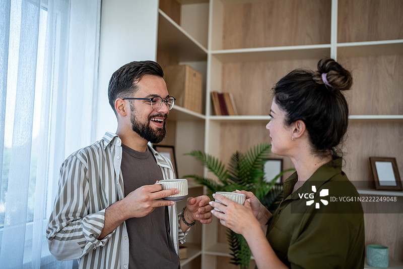 年轻情侣在家享受轻松的早晨咖啡图片素材