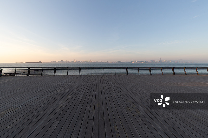 日落时分的空码头图片素材