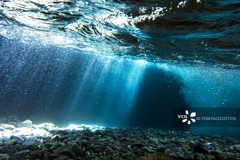 瀑布下的水下场景图片素材