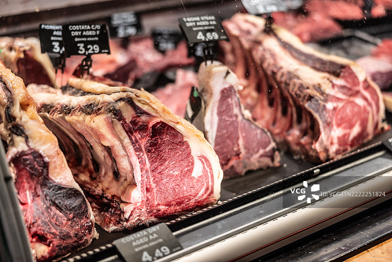 肉店的冷藏柜里陈列着熟成牛排图片素材