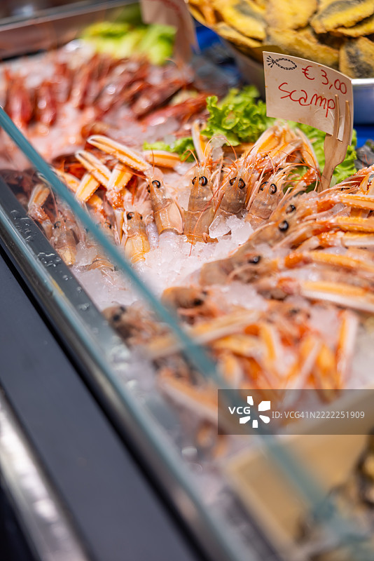 鱼市场的冷藏柜，里面有虾或蟹等海鲜图片素材