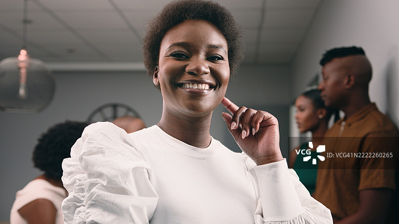 穿着白色服装的微笑女性在社交聚会上图片素材