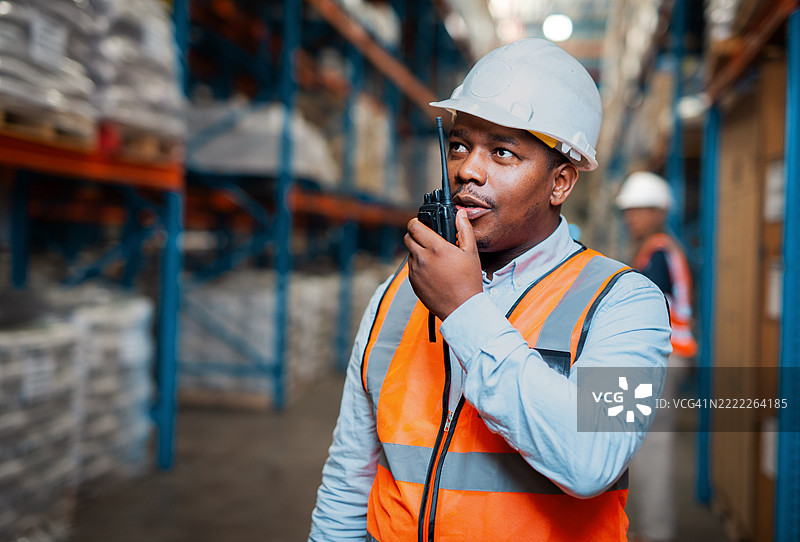 现代仓库环境中与物流主管沟通图片素材