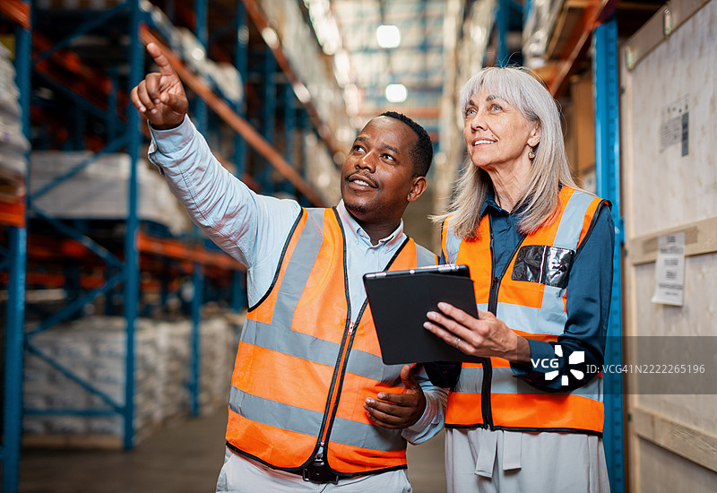 两位仓库专业人员在存储设施中协作进行物流管理图片素材