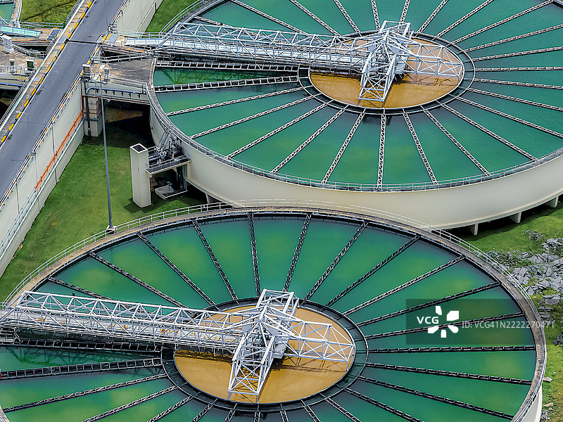 鸟瞰图，大型圆形水处理厂，工业处理，饮用水生产的微生物学与生态系统、环境和健康。图片素材