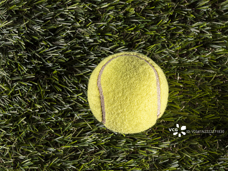 人造草坪运动场上的网球。图片素材