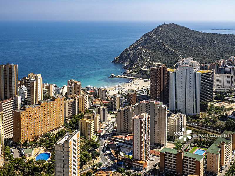 现代城市的高空视角，摩天大楼与地中海沿岸的沙滩。西班牙贝尼多姆。图片素材