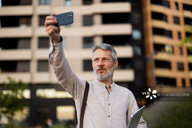 成熟的商人在市中心自拍图片素材