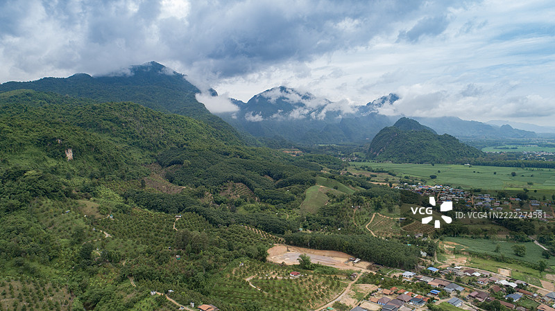 美丽的榴莲树干和高山农业农田的航拍景观图片素材