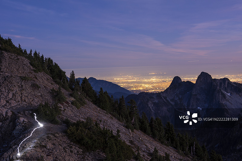 山峰上的阿尔卑斯光辉与光线条纹图片素材