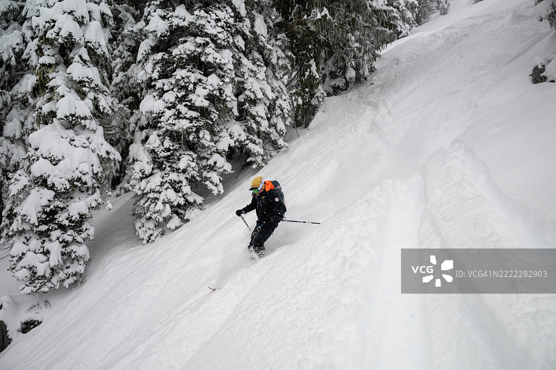 滑雪登山者攀登雪山图片素材