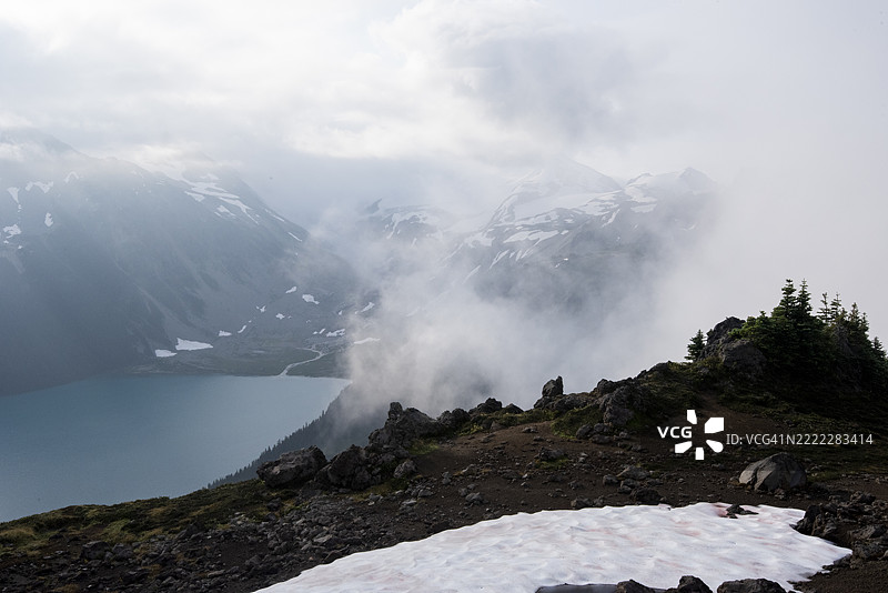 高处俯瞰不列颠哥伦比亚省的山脉、森林和湖泊图片素材