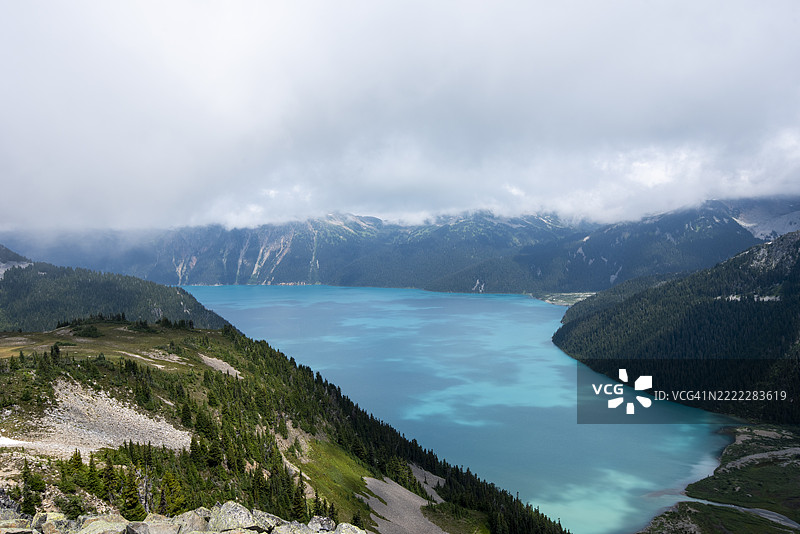 高处俯瞰不列颠哥伦比亚省的山脉、森林和湖泊图片素材