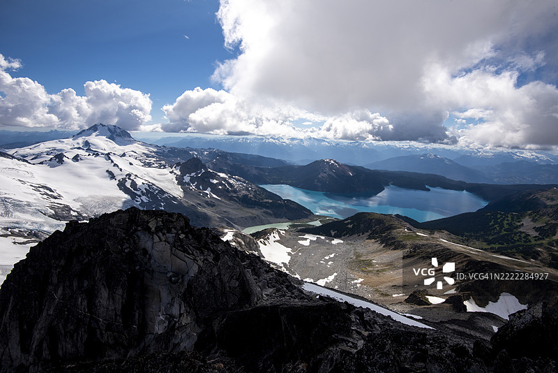 不列颠哥伦比亚省的山脉和湖泊的高视角景观图片素材