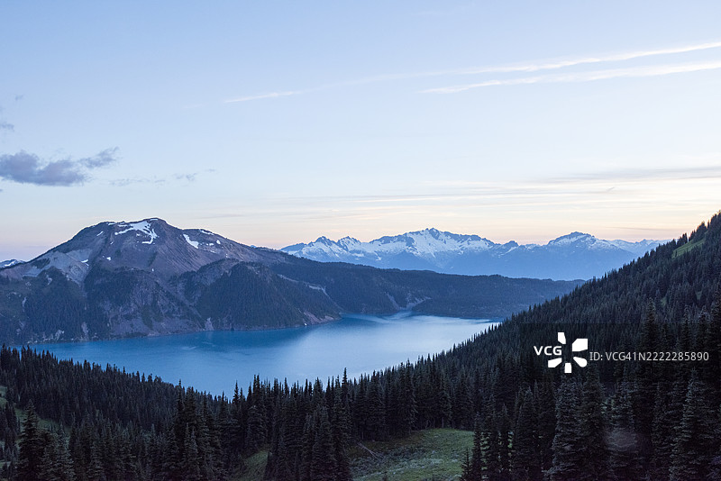 日出时分的山脉、森林和湖泊的高视角景观图片素材