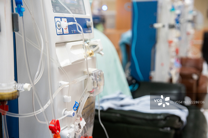 现代透析设施中的血液透析设备，配备安装和管道。图片素材
