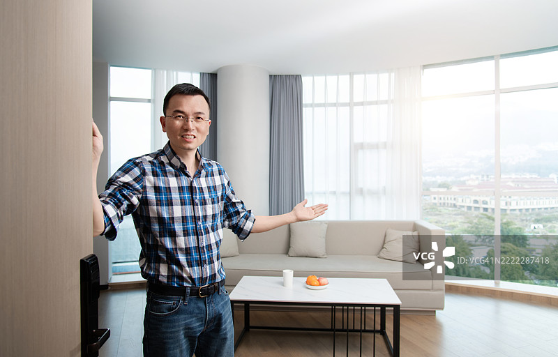 男人打开门并示意进来图片素材