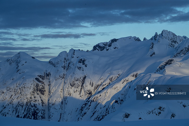 山峰上的阿尔卑斯光辉图片素材