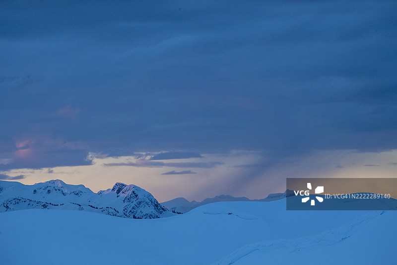 山峰上的阿尔卑斯光辉图片素材