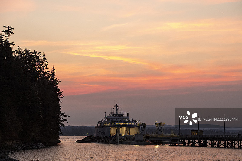 日出时分的港口和渡轮风景图片素材