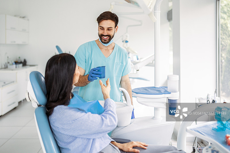 男性牙科专家在临床环境中工作图片素材