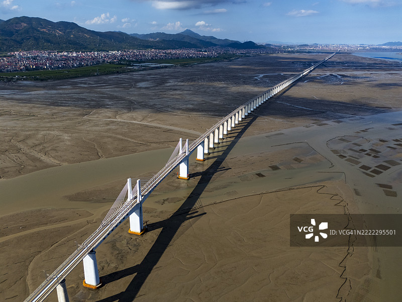 低潮时海面上长桥的鸟瞰图图片素材