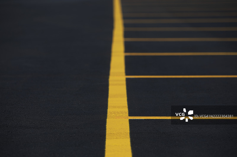新铺的沥青和标线图片素材