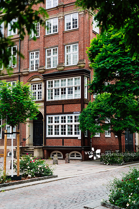 汉堡，德国的优雅历史砖砌建筑，装饰精美的外立面细节与绿植相映成趣图片素材