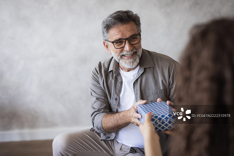 快乐的老年人正在接受他人的礼物图片素材