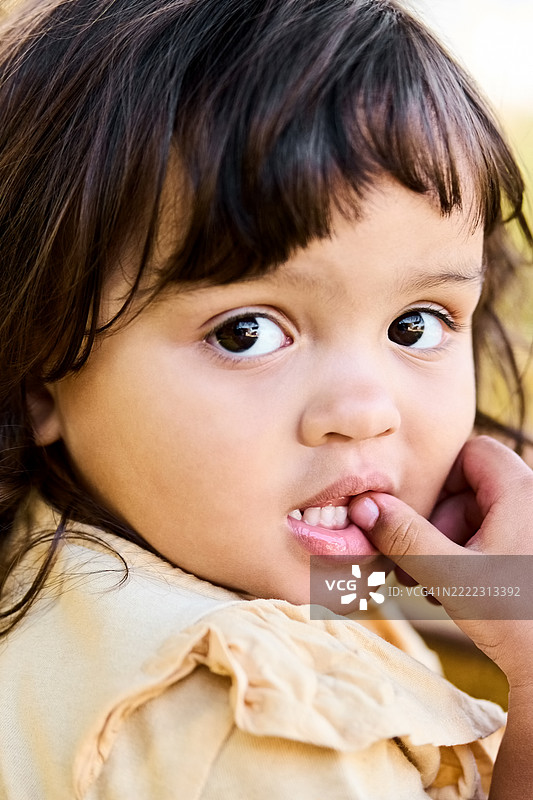 可爱的女孩特写肖像，正看着镜头图片素材