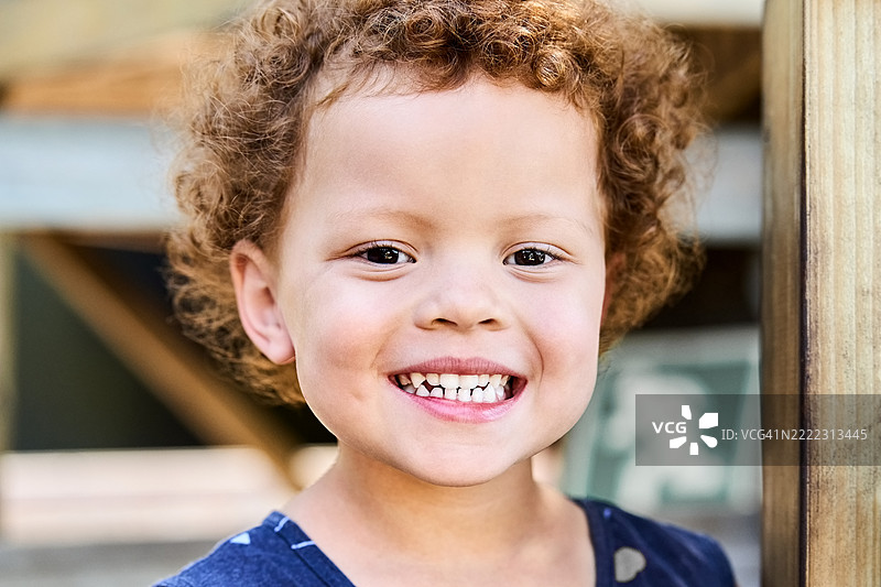 微笑女孩的特写肖像，正看着镜头图片素材