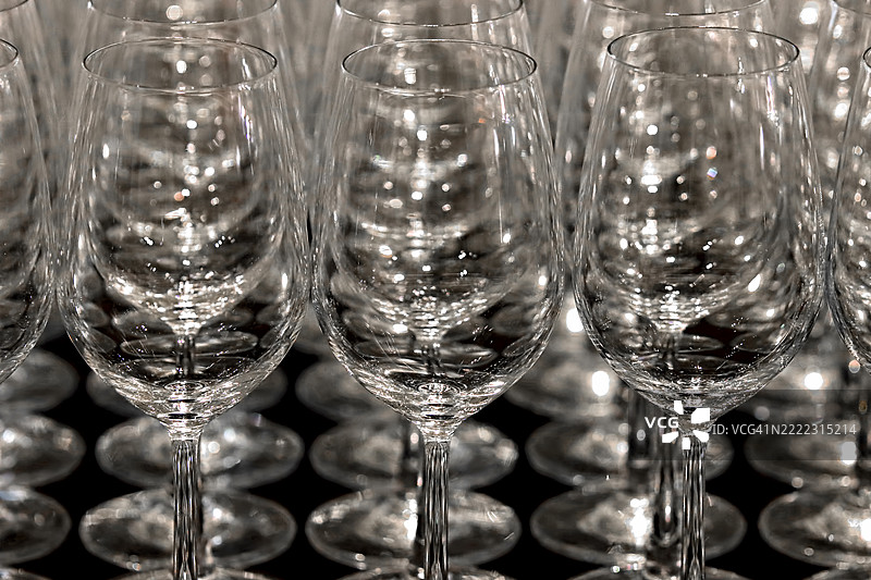 酒吧里有很多空酒杯。图片素材