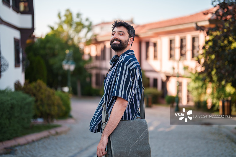 在历史悠久的土耳其住宅中：男子漫步于传统建筑之间图片素材