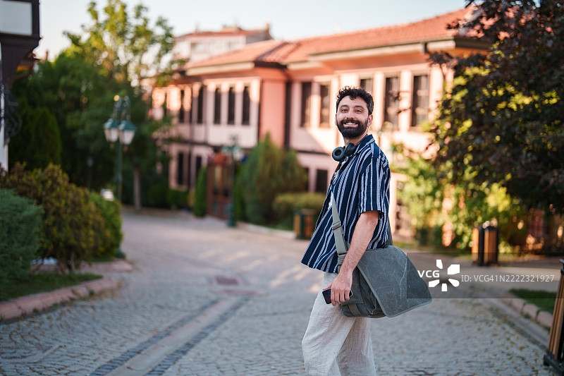 在历史悠久的土耳其住宅中：男子漫步于传统建筑之间图片素材