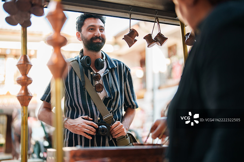 站在土耳其咖啡制作台前的男人图片素材
