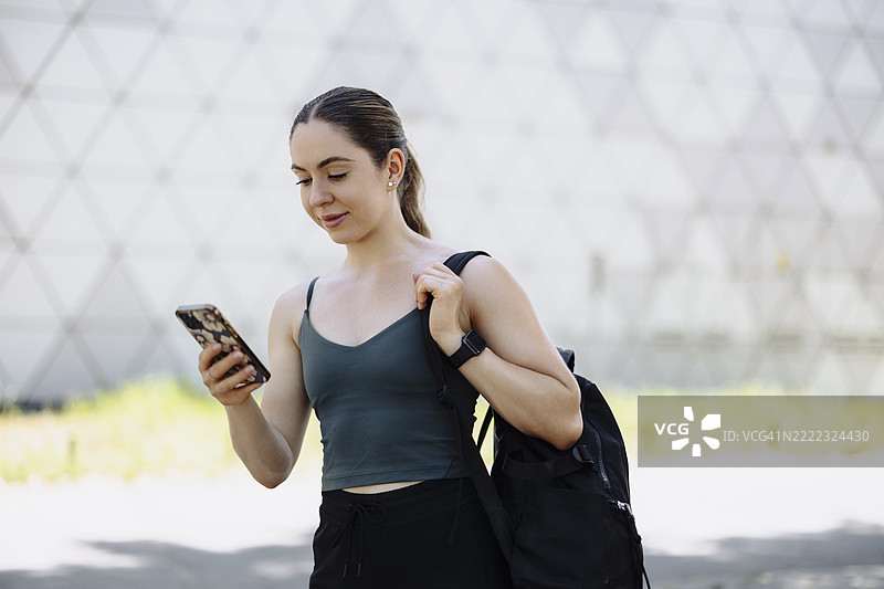 运动员女性跑步者使用智能手机图片素材