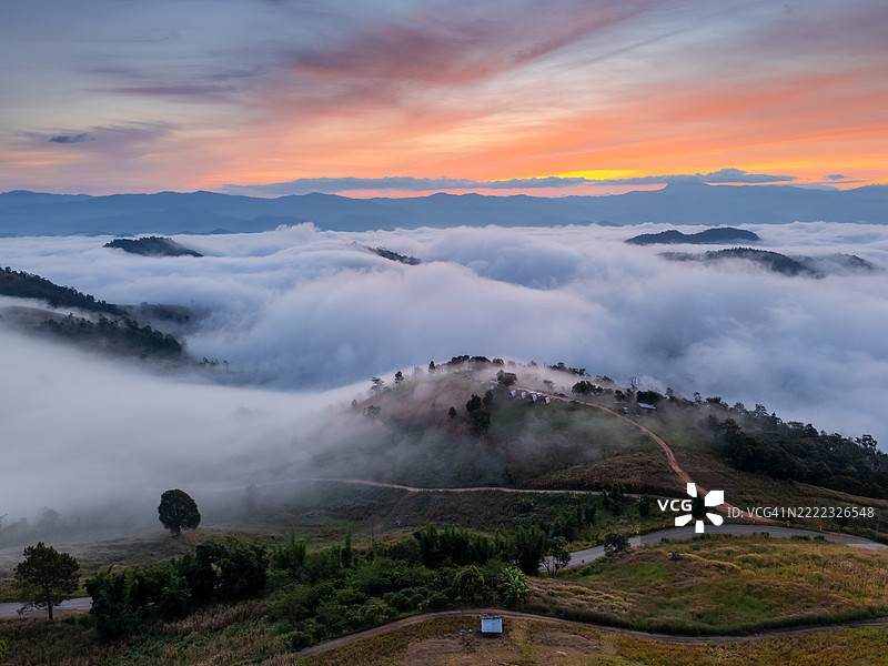 泰国清迈省梅查姆早晨美丽的山雾图片素材