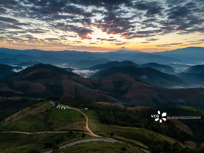 泰国清迈省梅查姆早晨美丽的山雾图片素材