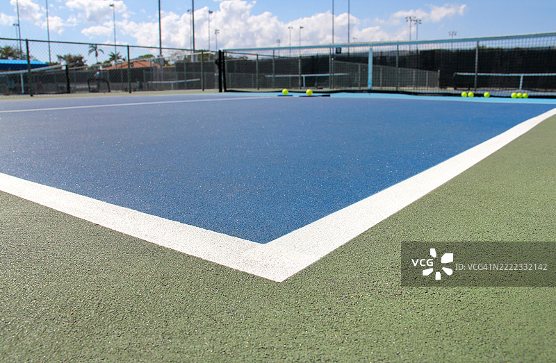 公共公园户外乒乓球场线的表面视图图片素材