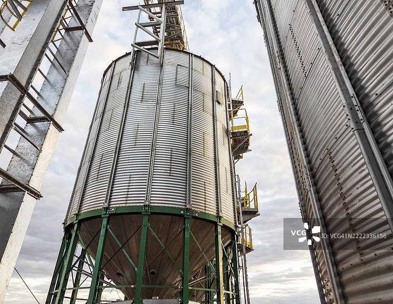 现代粮仓位于农村农业设施中图片素材