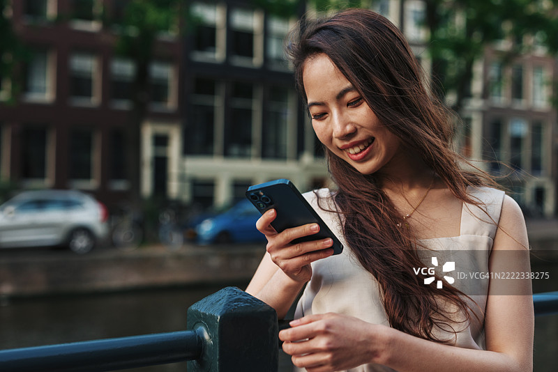 年轻女性在荷兰阿姆斯特丹使用智能手机图片素材