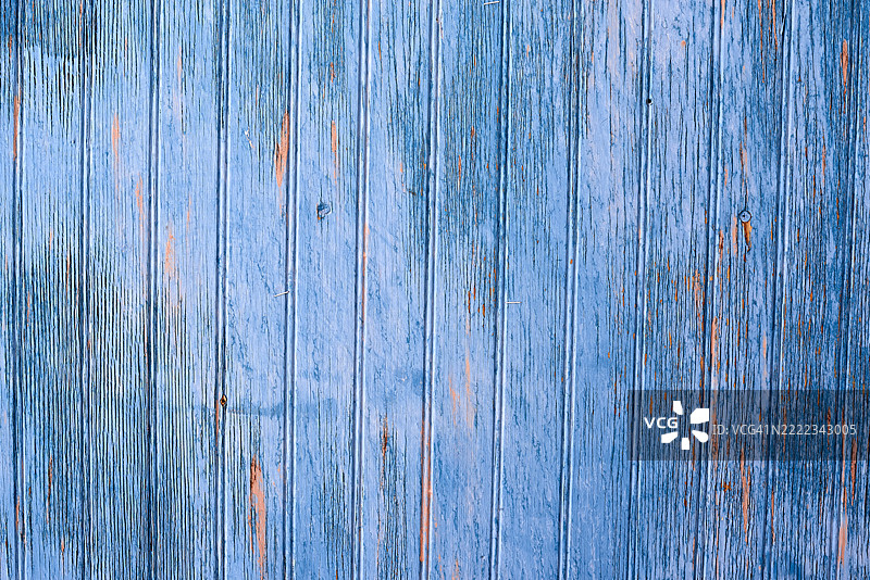风化的蓝色涂漆木板，显示出岁月的痕迹和磨损图片素材