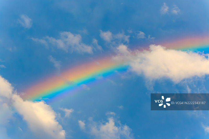 蓝天白云中的彩虹图片素材
