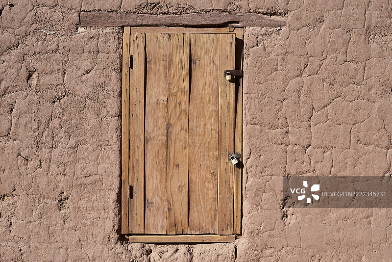 旧木门保护着圣佩德罗·德·阿塔卡马的泥墙图片素材